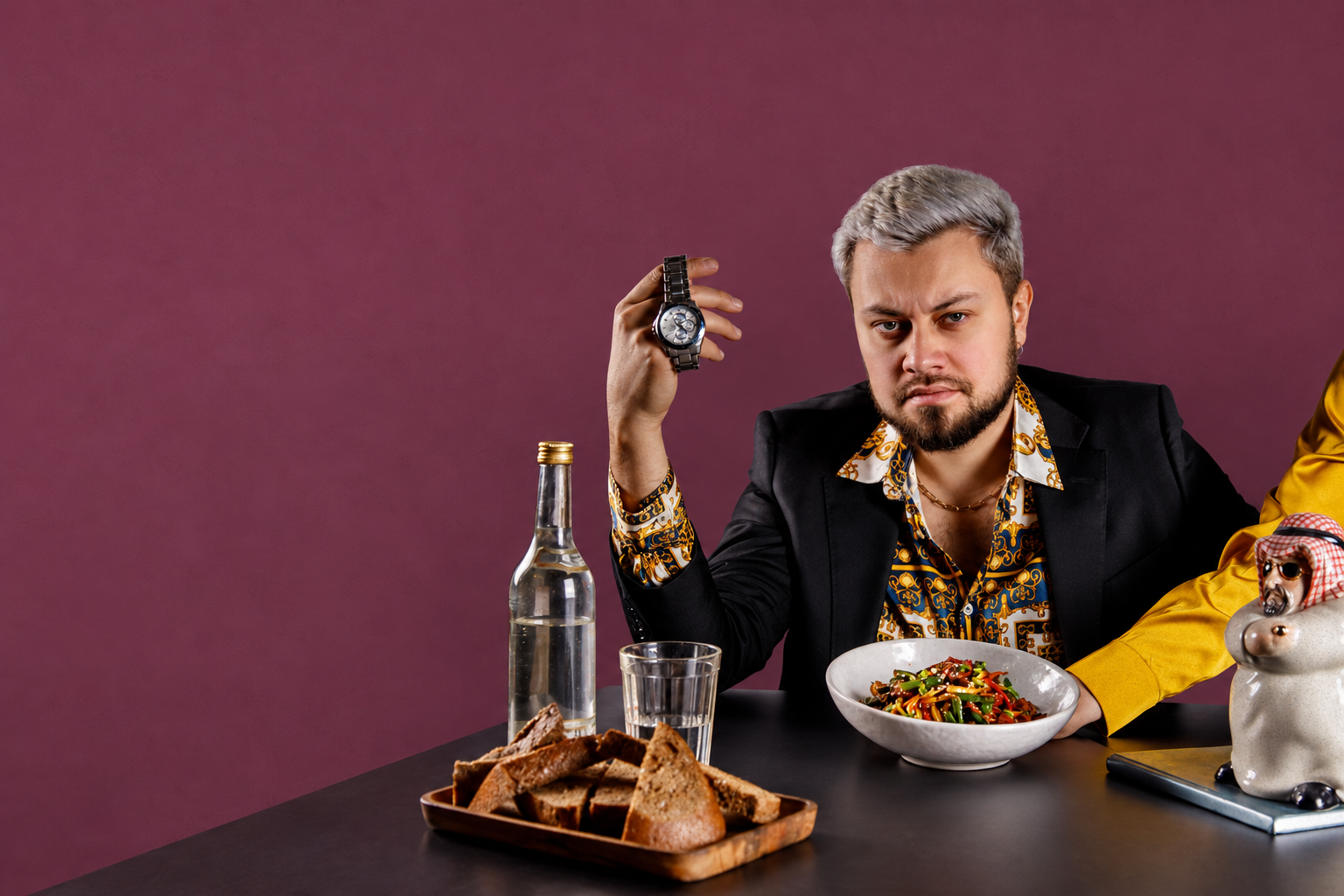Сергей Щербак за столом, с часами в руке